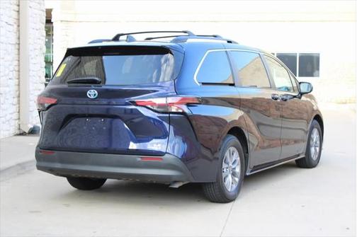 2022 Toyota Sienna LE