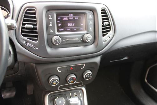 Granite Crystal Metallic Clearcoat 2018 Jeep Compass Latitude