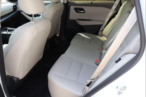 Everest White Pearl 2024 Nissan Rogue SV