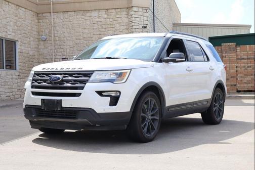 White Platinum Metallic Tri-Coat 2019 Ford Explorer XLT