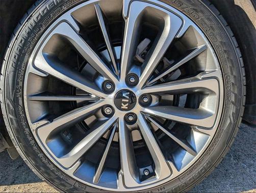 2017 Kia Cadenza Technology