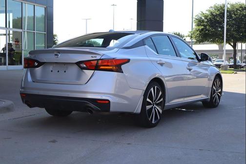 Brilliant Silver Metallic 2020 Nissan Altima SR FWD