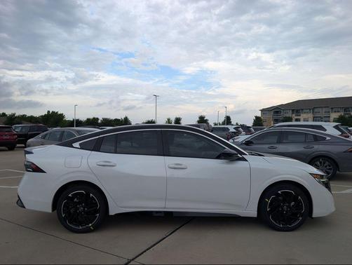 Aspen White Tricoat/Super Black 2026 Nissan Sentra SR
