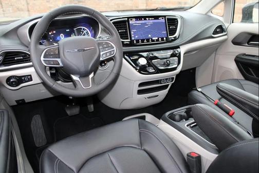 2024 Chrysler Pacifica Hybrid Select