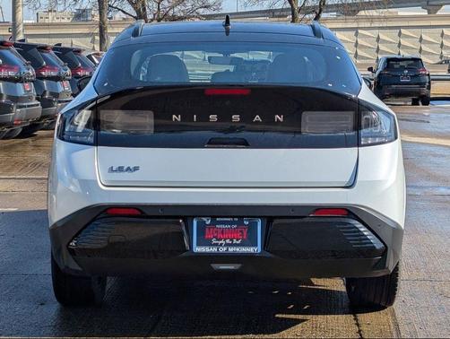 Everest White Pearl Tricoat/Black 2026 Nissan Leaf PLATINUM+