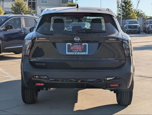 Super Black 2027 Nissan Kicks S
