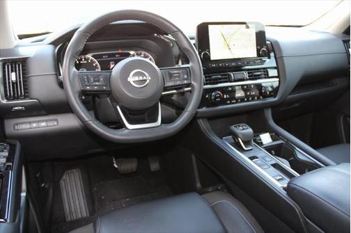 2022 Nissan Pathfinder SL 2WD