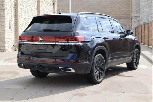 Deep Black Pearl 2024 Volkswagen Atlas 2.0T SE w/Technology