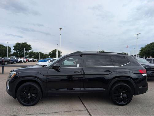 Deep Black Pearl 2024 Volkswagen Atlas 2.0T SE w/Technology