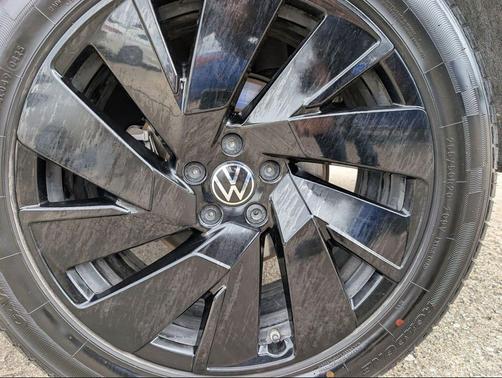 Deep Black Pearl 2024 Volkswagen Atlas 2.0T SE w/Technology