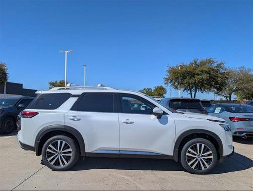 2025 Nissan Pathfinder Platinum FWD