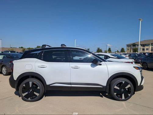 Aspen White Tricoat/Super Black 2026 Nissan Kicks SR