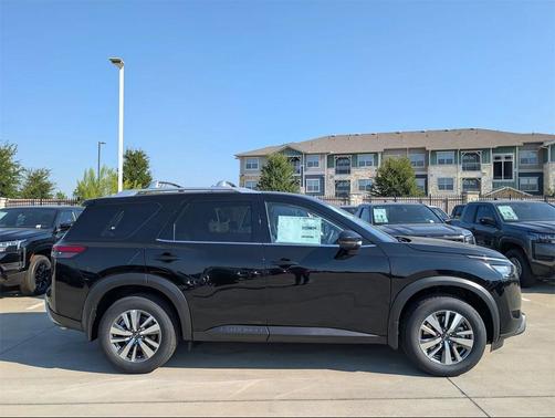 2025 Nissan Pathfinder SL 4WD