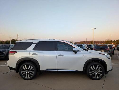 2025 Nissan Pathfinder Platinum 4WD