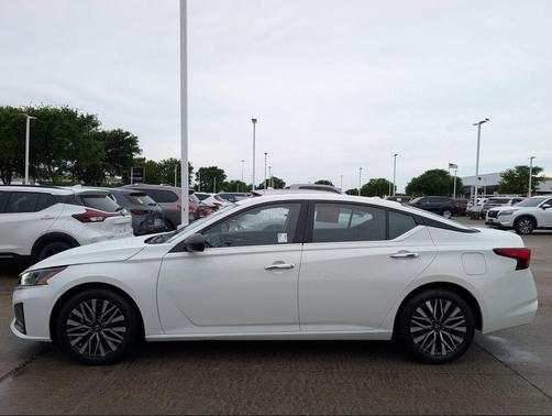 Glacier White 2025 Nissan Altima 2.5 SV