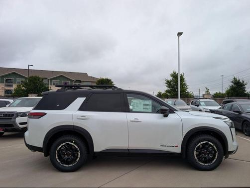 Everest White Pearl Tricoat/Super Black 2026 Nissan Pathfinder Rock Creek