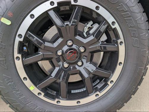 Everest White Pearl Tricoat/Super Black 2026 Nissan Pathfinder Rock Creek