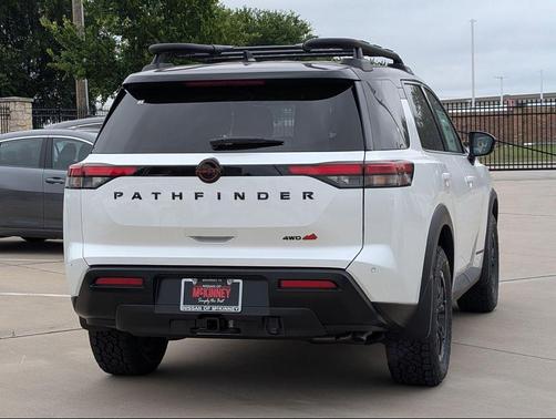 Everest White Pearl Tricoat/Super Black 2026 Nissan Pathfinder Rock Creek