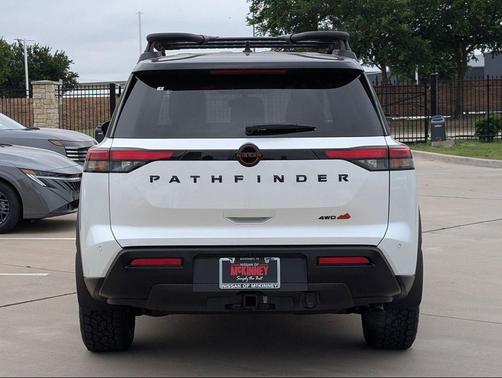 Everest White Pearl Tricoat/Super Black 2026 Nissan Pathfinder Rock Creek
