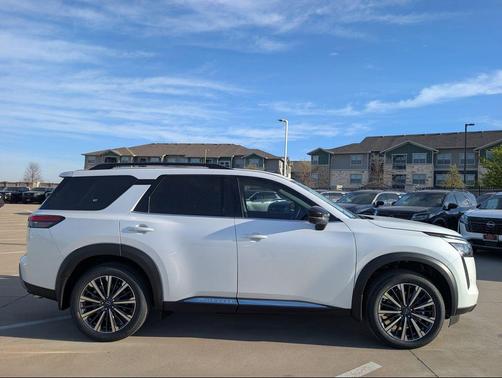 Everest White Pearl Tricoat 2026 Nissan Pathfinder Platinum