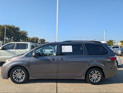 2020 Toyota Sienna XLE