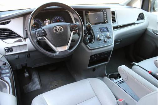 2020 Toyota Sienna XLE