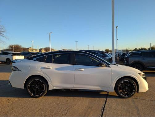 Aspen White Tricoat/Super Black 2026 Nissan Sentra SR