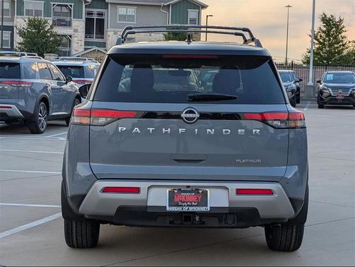 2025 Nissan Pathfinder Platinum FWD