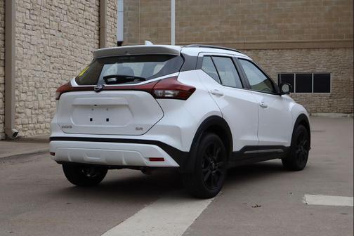 Aspen White Tricoat 2023 Nissan Kicks SR