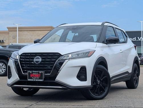 Aspen White Tricoat 2023 Nissan Kicks SR