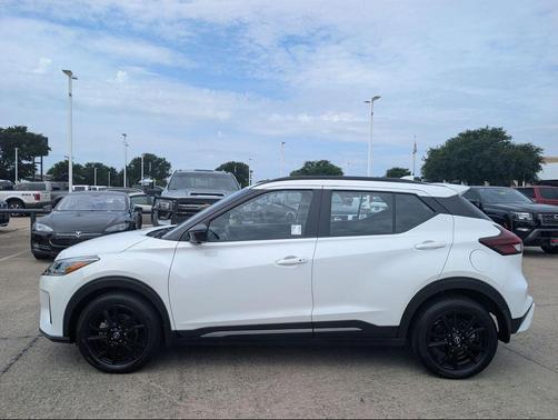 Aspen White Tricoat 2023 Nissan Kicks SR
