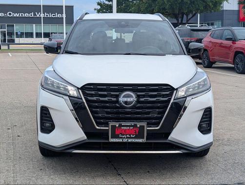 Aspen White Tricoat 2023 Nissan Kicks SR