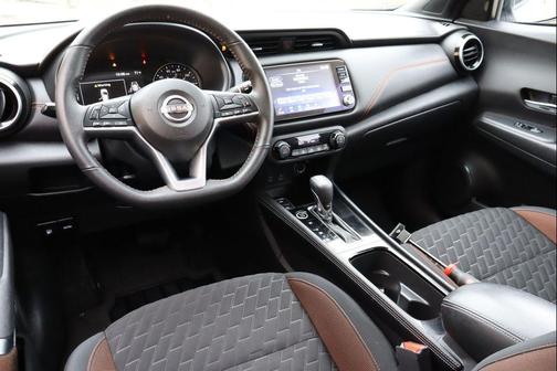 Aspen White Tricoat 2023 Nissan Kicks SR