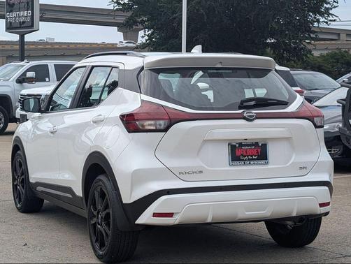 Aspen White Tricoat 2023 Nissan Kicks SR