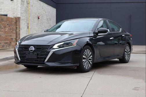Super Black 2024 Nissan Altima 2.5 SV