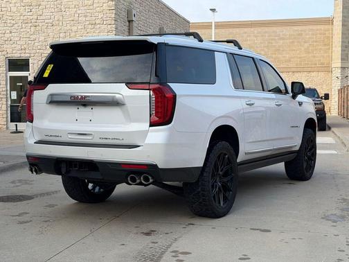 White Frost Tricoat 2022 GMC Yukon XL Denali