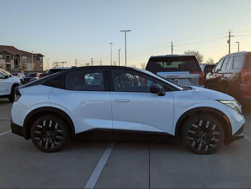 Everest White Pearl Tricoat/Black 2026 Nissan Leaf PLATINUM+