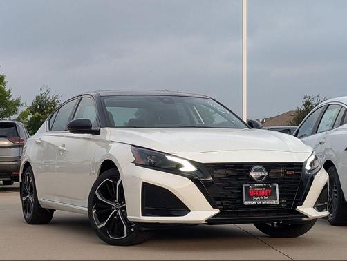 Pearl White Tricoat/Super Black 2026 Nissan Altima SR FWD