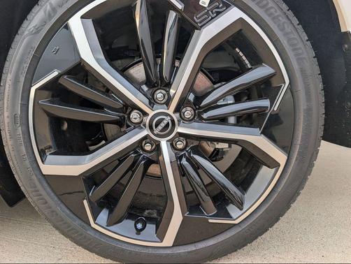 Pearl White Tricoat/Super Black 2026 Nissan Altima SR FWD