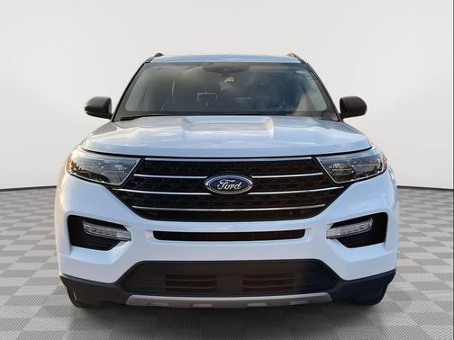 Star White Metallic Tri-Coat 2024 Ford Explorer XLT