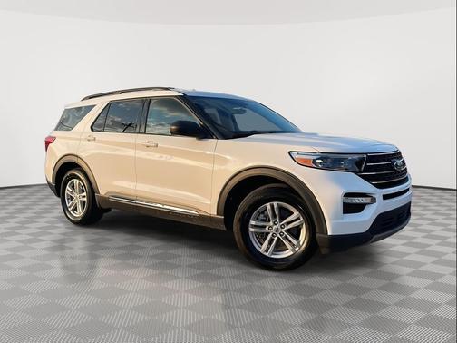 Star White Metallic Tri-Coat 2024 Ford Explorer XLT