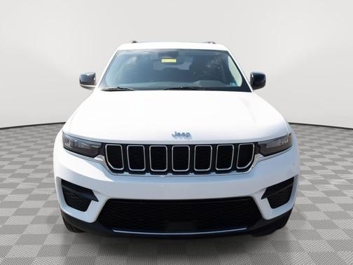 Bright White Clearcoat 2023 Jeep Grand Cherokee Laredo