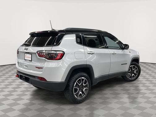 Silver Zynith Metallic Clearcoat 2025 Jeep Compass Trailhawk