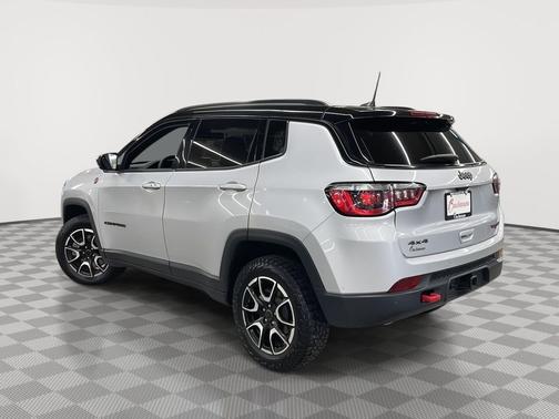 Silver Zynith Metallic Clearcoat 2025 Jeep Compass Trailhawk