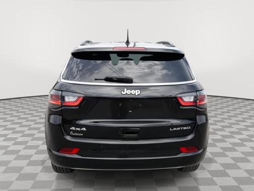 Diamond Black Crystal Pearlcoat 2023 Jeep Compass Limited