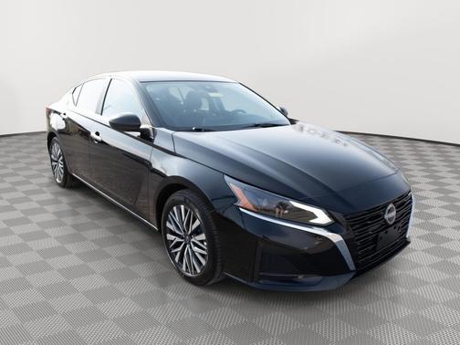 Super Black 2025 Nissan Altima SV FWD