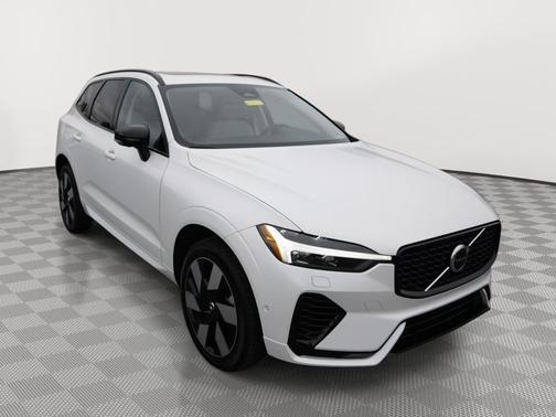 Crystal White Metallic 2024 Volvo XC60 Recharge Plug-In Hybrid T8 Plus Dark Theme