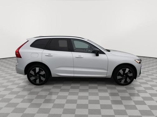 Crystal White Metallic 2024 Volvo XC60 Recharge Plug-In Hybrid T8 Plus Dark Theme