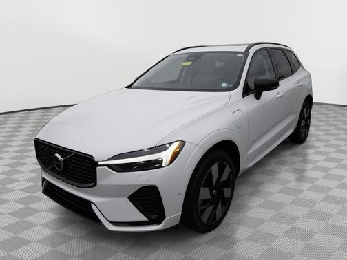 Crystal White Metallic 2024 Volvo XC60 Recharge Plug-In Hybrid T8 Plus Dark Theme