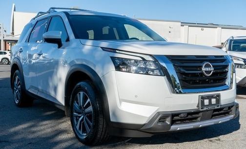 2025 Nissan Pathfinder SL